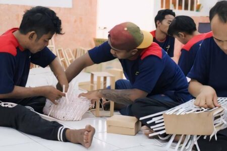 Lapas Kelas IIB Pasuruan Latih WBP Bikin Tas Anyaman Jali-Jali 