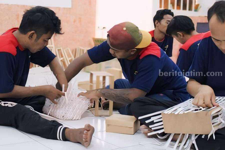 Lapas Kelas IIB Pasuruan Latih WBP Bikin Tas Anyaman Jali-Jali 