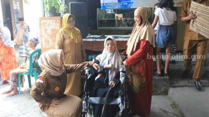 Bupati Mojokerto Ikfina Fahmawati saat menyerahkan bansos berupa kursi roda kepada penyandang disabilitas. [Foto: Dok]