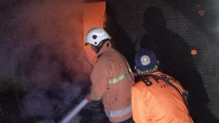 Petugas damkar BPBD Kabupaten Mojokerto melakukan proses pemadaman di sebuah rumah yang terletak di Dusun Glonggongan  Desa Sumbertebu, Kecamatan Bangsal, Kabupaten Mojokerto, Kamis (18/7/2024). [Foto : ist]