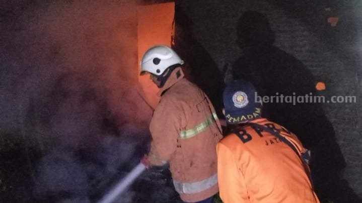 Petugas damkar BPBD Kabupaten Mojokerto melakukan proses pemadaman di sebuah rumah yang terletak di Dusun Glonggongan  Desa Sumbertebu, Kecamatan Bangsal, Kabupaten Mojokerto, Kamis (18/7/2024). [Foto : ist]