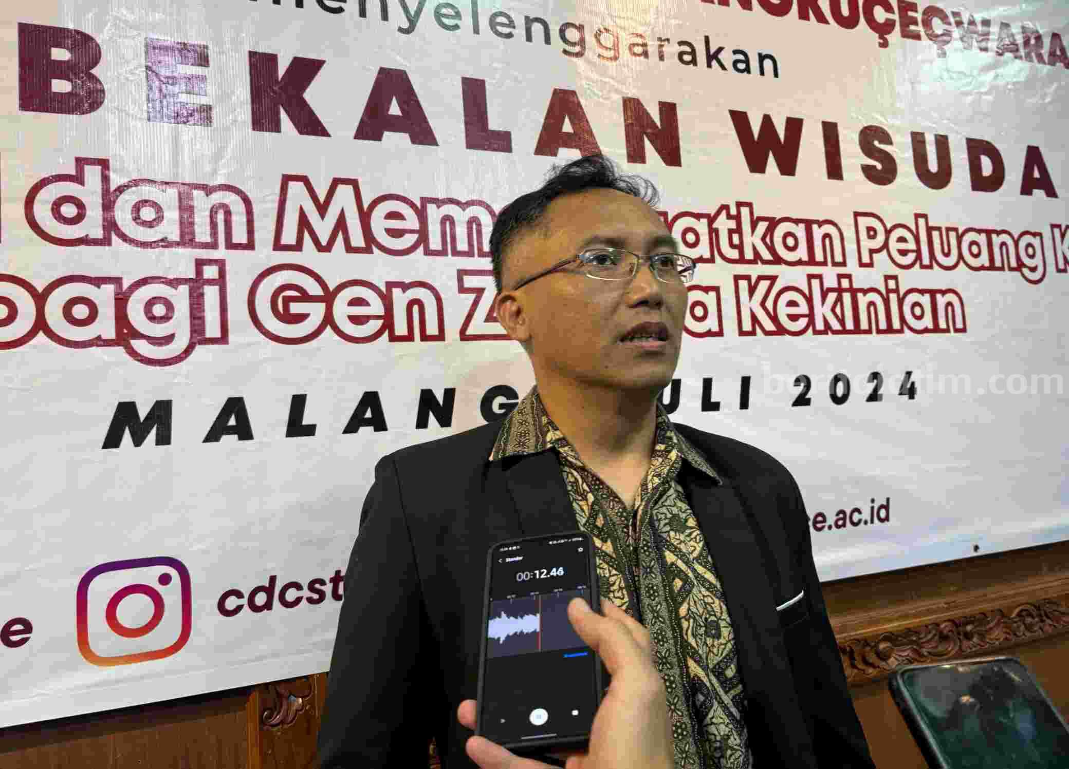 Suharjo Prasetyo atau Joe saat mengisi pembekalan (Foto: Dani Alifian/Beritajatim.com)