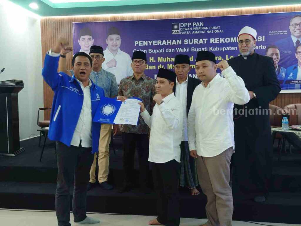 Calon Bupati dan Wakil Bupati kepada pasangan Muhammad Al Barra-Muhammad Rizal Octavian menerima SK rekomendasi PAN di Universitas Abdul Chalim Desa Bendunganjati, Kecamatan Pacet, Kabupaten Mojokerto. [Foto: Misti/Beritajatim.com]
