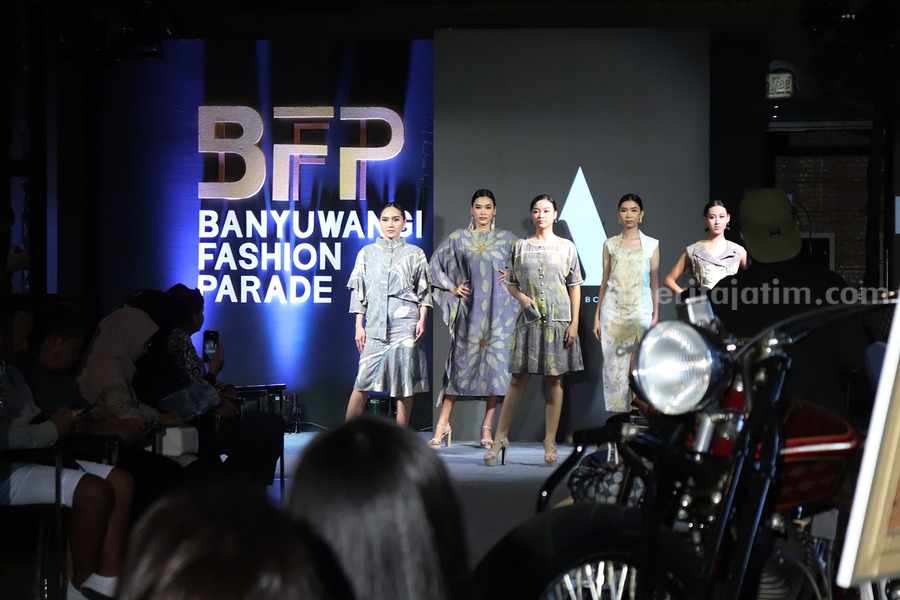 Penampilan menarik tersaji di acara fashion show bertajuk Banyuwangi Fashion Parade (BFD) 2024. Kegiatan ini menampilkan tema 'Souful' yang digelar di Hedon Cafe, Giri, Banyuwangi.
