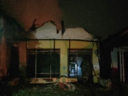 Rumah di Mojokerto Terbakar Hebat saat Pemilik Tidur Lelap foto beritajatim