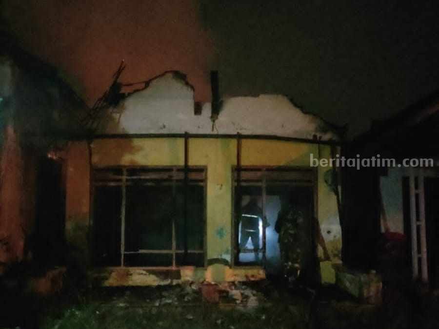 Rumah di Mojokerto Terbakar Hebat saat Pemilik Tidur Lelap foto beritajatim