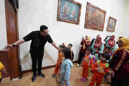 Ratusan anak peserta wisata edukasi disambut secara langsung oleh Pj Wali Kota Mojokerto Moh Ali Kuncoro di Balai Kota Mojokerto. [Foto : ist]