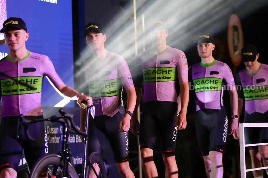Salah satu tim peserta Tour de Banyuwangi Ijen dari Australia saat opening ceremony di depan kantor Bupati Banyuwangi. (humaskab)