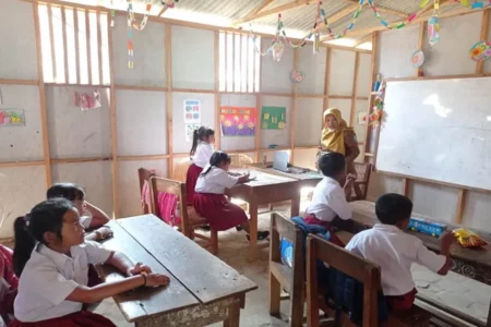 Siswa SDN 2 Karangpatihan Ponorogo Belajar di Kelas Darurat