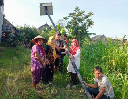 Ini Cara Babinsa Koramil Menganti Gresik Bantu Petani Usir Hama Tikus