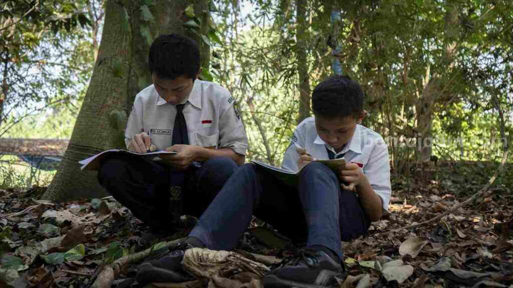 Siswa SMP Negeri 3 Kota Mojokerto mengikuti Sekolah Alam Detektif Sungai 2024 di kawasan suaka ikan kali Surabaya yang diinisiasi Inspirasi-Ecoton Desa Wringinanom Gresik.