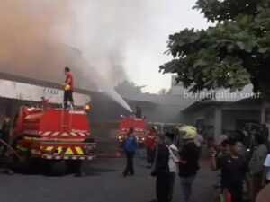 Toko Swalayan dan Grosir Sembako di Sumenep Terbakar Petugas damkar berupaya memadamkan api yang membakar toko Puger.