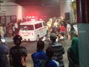 Kebakaran Toko Puger, Petugas Pemadam Tumbang Terkena Asap Tebal Ambulans lengkap dengan tenaga medis siaga di lokasi kebakaran.