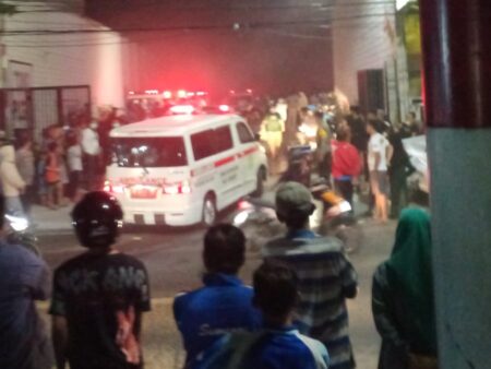 Ambulans lengkap dengan tenaga medis siaga di lokasi kebakaran.