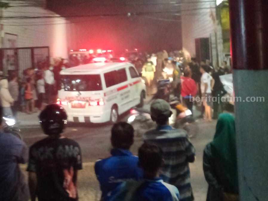 Ambulans lengkap dengan tenaga medis siaga di lokasi kebakaran.
