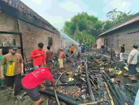 Kebakaran di gudang dan dua rumah yang terletak di Dusun Modongan RT 05 RW 05, Desa Modongan, Kecamatan Sooko, Kabupaten Mojokerto, Selasa (23/7/2024). [Foto: Ist]