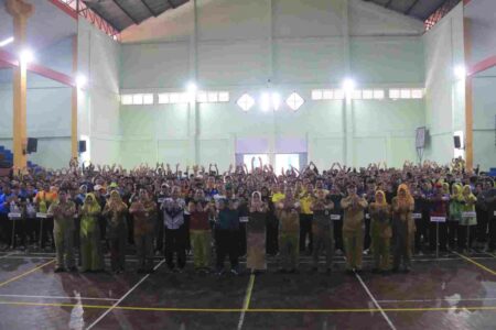 Bupati Mojokerto Ikfina Fahmawati saat membuka pelatihan olahraga tradisional bagi Guru Olahraga SD se-Kabupaten Mojokerto di Gedung Olahraga Dinas Pendidikan Kabupaten Mojokerto, Selasa (23/7/2024). [Foto : ist]