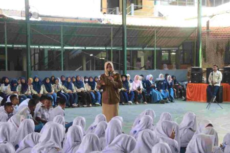 Bupati Mojokerto, Ikfina Fahmawati saat mengedukasi kreatif melalui Program GEMOY di SMKN 1 Pungging, Kecamatan Pungging, Kabupaten Mojokerto. [Foto : ist]