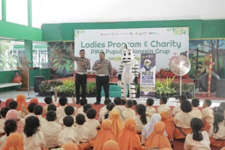 Polisi Gresik Bawa Badut Zebra, Kenalkan Rambu Lalin ke Siswa SD
