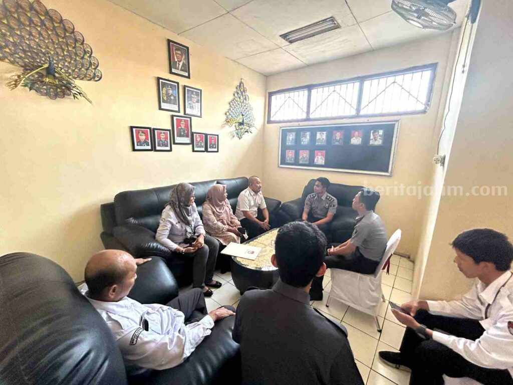 Foto Kepala Subsi Pelayanan Tahanan, Anggi Fauzi (tiga dari kanan) saat menerima kunjungan dari KPU dan Bawaslu di Rutan kelas IIB Gresik.