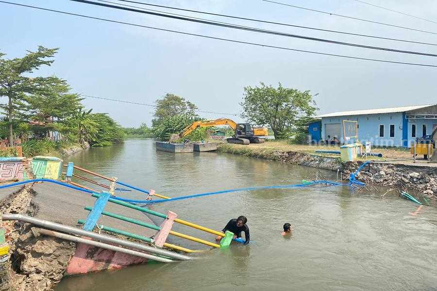 Kondisi Jembatan Bailey di Desa Kedungpeluk Kec. Candi yang pekan lalu ambrol.