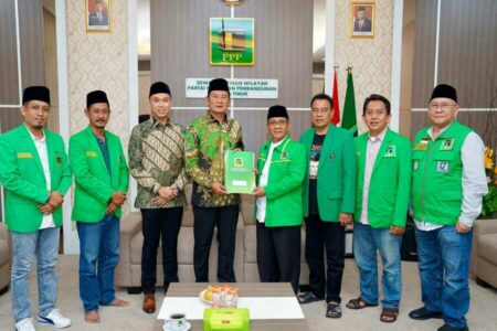 Yuhronur Efendi didampingi Dirham Akbar Aksara, menerima surat tugas dari PPP, yang diserahkan oleh Wakil Ketua DPW PPP Jatim, Mujahid Ansori, di Kantor DPW PPP Jalan Kendangsari nomor 36 Surabaya, Rabu (24/7/2024).