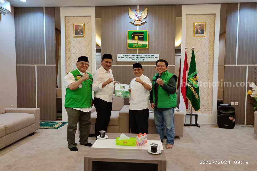 Wasekjend Pimpinan Pusat GP Anshor, Syauqul Muhibbin resmi menyerahkan berkas pendaftaran sebagai Calon Wali Kota Blitar ke DPW PPP Jawa Timur. ( foto; Istimewa/beritajatim.com)