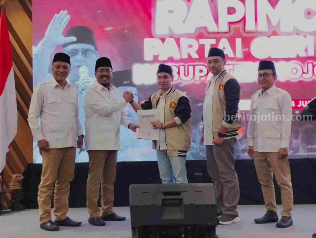 Pasangan Gus Barra-Mas Rizal saat menerima surat tugas dari DPP Partai Gerindra di salah satu hotel di Kota Mojokerto, Rabu (24/7/2024). [Foto : ist]