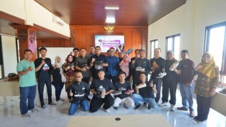 Pj Wali Kota Mojokerto, Moh Ali Kuncoro bersama para pelaku UMKM di Kota Mojokerto. [Foto: Ist]