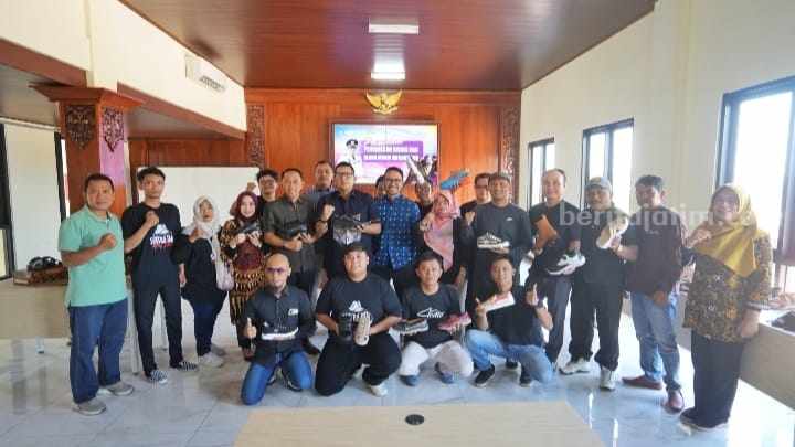 Pj Wali Kota Mojokerto, Moh Ali Kuncoro bersama para pelaku UMKM di Kota Mojokerto. [Foto: Ist]