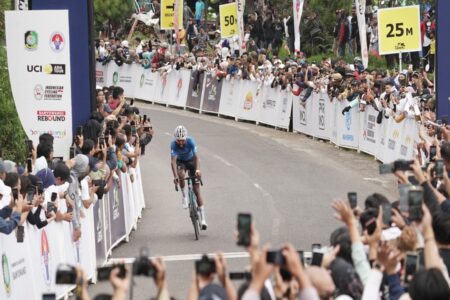 Mehrawi Kudus dari Terengganu Cycling Team, Malaysia saat memasuki garis finish Tour de Banyuwangi Ijen di kawasn Gunung Rante. (rin)