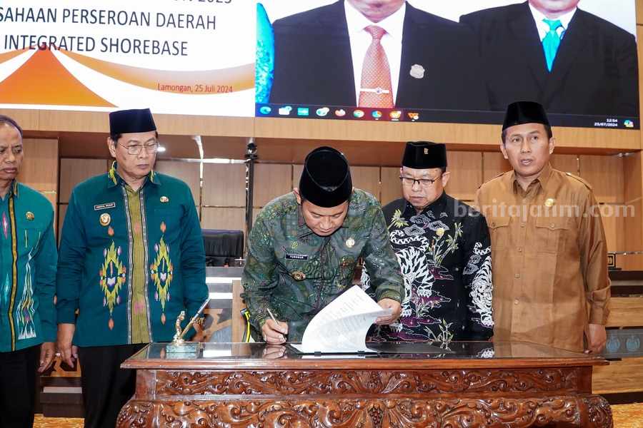 Penandatanganan berita acara persetujuan RKUA-PPAS, yang dilakukan Bupati Lamongan, Yuhronur Efendi, bersama DPRD Kabupaten Lamongan, dalam rapat paripurna, Kamis (25/7/2024).