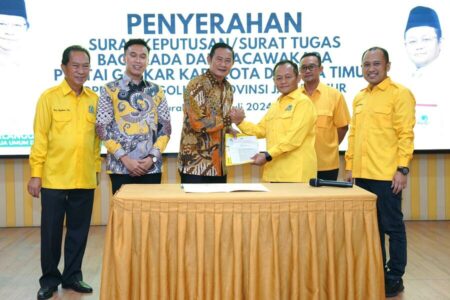 Yuhronur Efendi dan Dirham Akbar Aksara menerima SK dari Partai Golkar untuk maju Pilkada 2024, di Ruang Rapat Kantor DPD Partai Golkar Jatim, Jalan Ahmad Yani, Kamis (25/7/2024) malam.