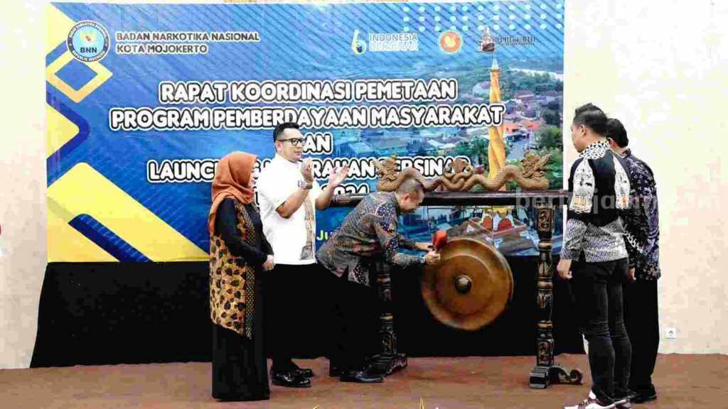 Pj Wali Kota Mojokerto, Moh Aki Kuncoro bersama Kepala BNN Mojokerto, Agus Susanto melauching Kelurahan Bersinar di salah satu hotel di Kota Mojokerto. [Foto : ist]