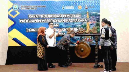 Pj Wali Kota Mojokerto, Moh Aki Kuncoro bersama Kepala BNN Mojokerto, Agus Susanto melauching Kelurahan Bersinar di salah satu hotel di Kota Mojokerto. [Foto : ist]