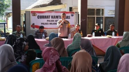 Kapolres Mojokerto Kota AKBP Daniel S. Marunduri saat mendengarkan curhat masyarakat pada Curhat Kamtibmas di Balai Desa Sidoharjo, Kecamatan Gedeg, Kabupaten Mojokerto. [Foto : ist]