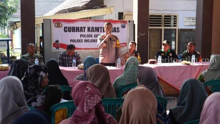 Kapolres Mojokerto Kota AKBP Daniel S. Marunduri saat mendengarkan curhat masyarakat pada Curhat Kamtibmas di Balai Desa Sidoharjo, Kecamatan Gedeg, Kabupaten Mojokerto. [Foto : ist]