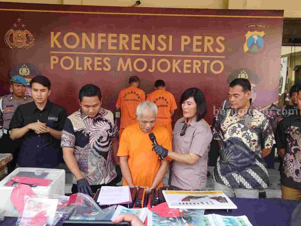 Kasat Reskrim Polres Mojokerto, AKP Nova Indra Pratama merilis UU Darurat di halaman Mapolres Mojokerto. [Foto: Misti/Beritajatim.com]
