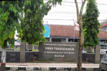 Kantor Dinas Tenaga Kerja Kabupaten Blitar, Jumat (26/07/2028). (Foto : Winanto/beritajatim.com)