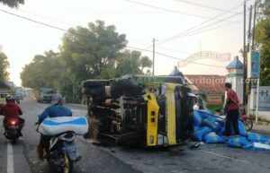 Truk Bermuatan Garam Terguling, Jalan Utama Madura Sempat Tersendat foto beritajatim