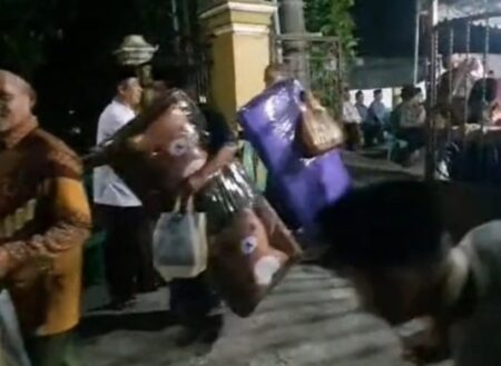 Viral Acara Tasyakuran Dapat Kasur, Ini Penjelasan Tuan Rumah Asal Blitar foto beritajatim