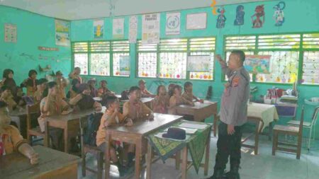 Bhabinkamtibmas di Mojokerto Sosialisasi Pencegahan ‘Bullying’ ke Pelajar SD foto beritajatim