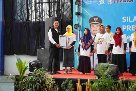 Bupati Lamongan Serahkan 2.000 Sertifikat Halal Pelaku UMKM