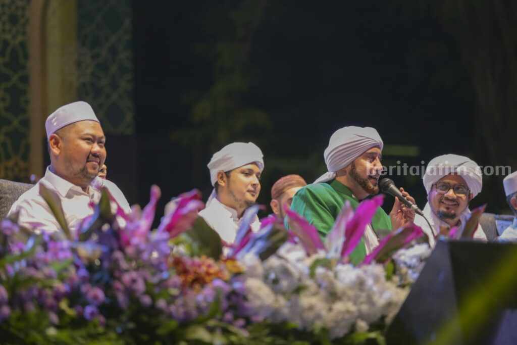 Habib Syech Bin Abdul Qodir saat bersholawat bersama dengan warga Pulau Bawean Gresik