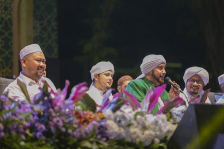 Sholawat Habib Syech Hipnotis Ribuan Warga Pulau Bawean Gresik Habib Syech Bin Abdul Qodir saat bersholawat bersama dengan warga Pulau Bawean Gresik