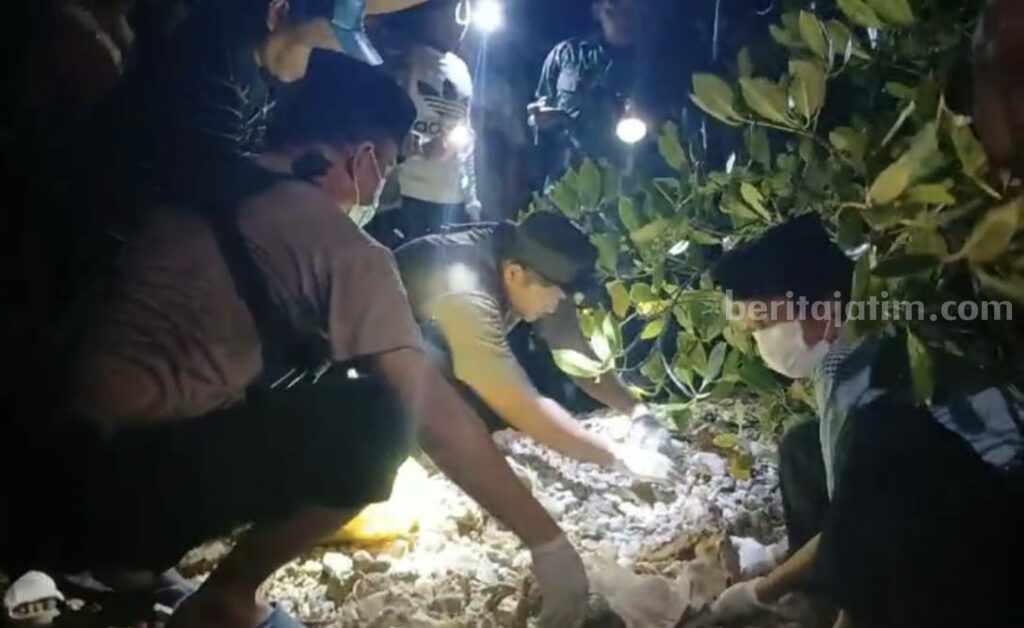 Evakuasi dua tengkorak manusia oleh polisi Bangkalan