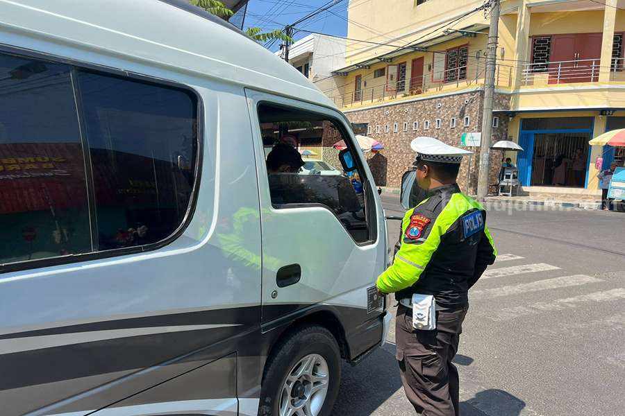 Satlantas Polres Pasuruan Kota Jaring Pengemudi Elf Bandel di Alun-alun