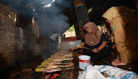 Bupati Banyuwangi Ipuk Fiestiandani melihat langsung proses produksi pengolahan ikan pari asap di Dusun Sidomulyo, Desa Sumberberas, Kecamatan Mumcar. (humaskab)