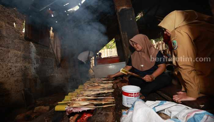 Bupati Banyuwangi Ipuk Fiestiandani melihat langsung proses produksi pengolahan ikan pari asap di Dusun Sidomulyo, Desa Sumberberas, Kecamatan Mumcar. (humaskab)