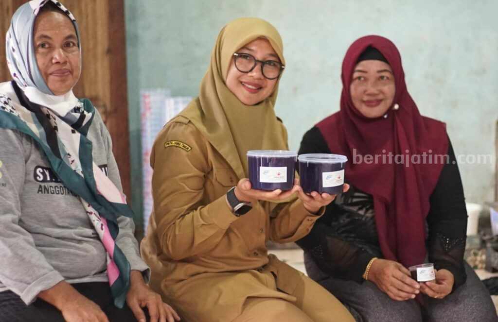 Bupati Banyuwangi Ipuk Fiestiandani menunjukkan kemasan petis udang didampingi oleh pemilik rumah produksi pengolahan petis udang di Dusun Sidomulyo, Desa Sumberberas, Kecamatan Muncar. (humaskab)